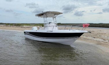 Barco de pesca Proline con consola central de 23 pies para alquilar en Suffolk