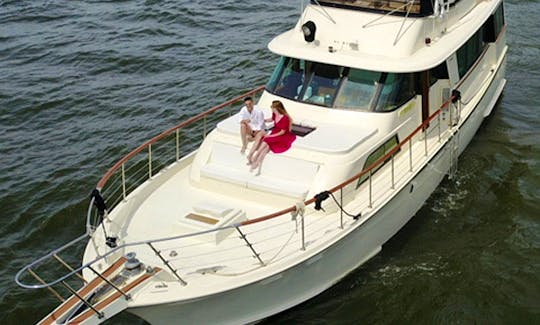 60FT Hatteras Luxury Motor Yacht Trident in NY Harbor - US Coast Guard Inspected