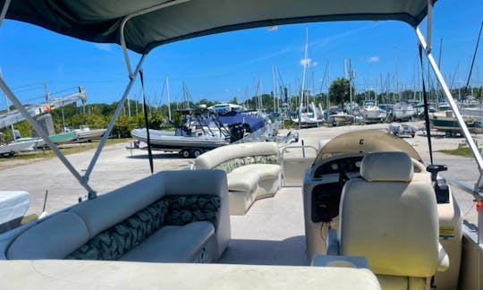 Great 22ft Manitou Legacy Tritoon for rent in Gulfport, Florida