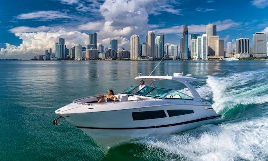 Four Winns H350 Powerboat in Miami Beach, Florida