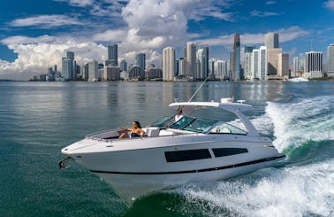 Four Winns 35FT H350 Powerboat in Miami Beach, Florida