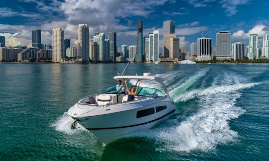 Four Winns 35FT H350 Powerboat in Miami Beach, Florida