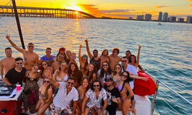 O Catamaran Party Boat com capitão e tripulação com capacidade máxima de até 42 pessoas!