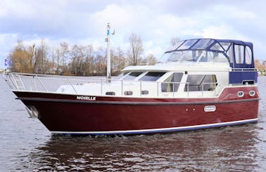 Zuiderzee 35 Houseboat Rental in Terherne, Friesland