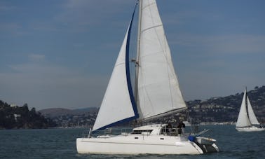 Catamarán de crucero de 35' en la bahía de San Francisco