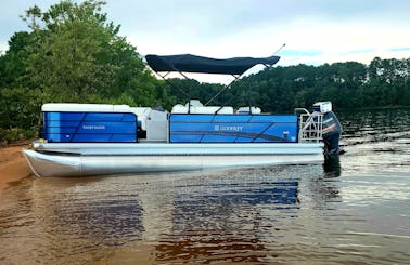 Let the good times roll!!! Rent a 23ft Sweetwater Tritoon w/150hp Yamaha For Lake Keowee,  Lake Hartwell,  Lake Jocasse. Free tube and delivery to any landing included. Seasonal Pricing. Inquire for details. Fall rates are in effect.