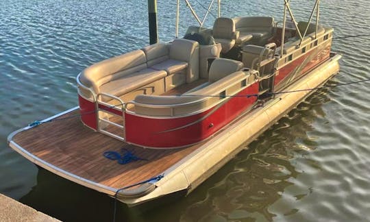 Avalon 25ft Pontoon Boat Rental in Gulfport, Florida