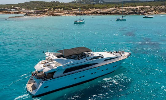 Réservez le méga-yacht Astondoa 90 Power à Ibiza avec 7 cabines et un soutien complet de l'équipage !