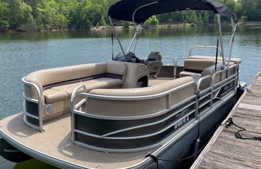 Suntracker  Pontoon with 90 Hp outboard for rent in Lake Wylie