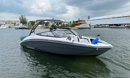 La nueva lancha Yamaha Speedboat de 24 pies es la mejor opción para hasta 8 personas en Miami, Florida