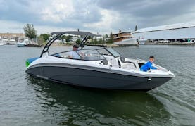 New 24 ' Yamaha Speedboat your best option for up to 8 people in Miami