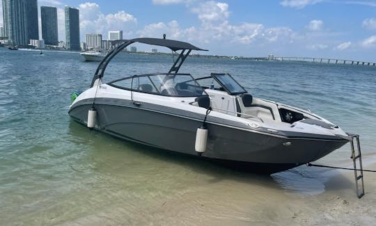 La nueva lancha Yamaha Speedboat de 24 pies es la mejor opción para hasta 8 personas en Miami, Florida