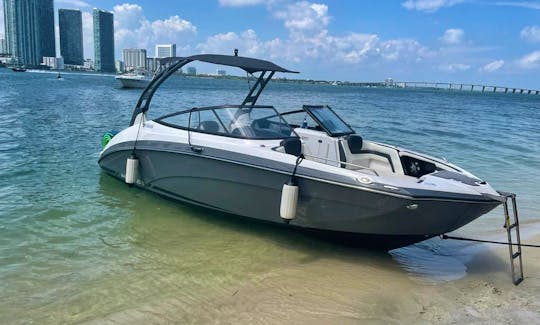 New 24 ' Yamaha Speedboat your best option for up to 8 people in Miami