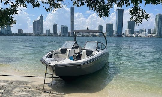 Nova lancha Yamaha de 24 pés, sua melhor opção para até 8 pessoas em Miami, Flórida