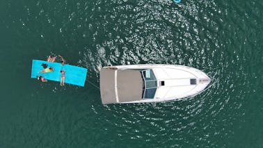 Yacht de fête SeaRay Sundancer de 34 pieds pouvant accueillir jusqu'à 18 passagers avec un nénuphar de 18 pieds