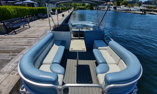 Rent this Fun 25' Pontoon Boat Lk Union/Lk Washington 12 people max /see details