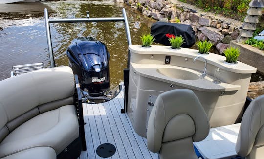 2020 Luxurious 25' South Bay Entertainment Pontoon Rental In Montreal