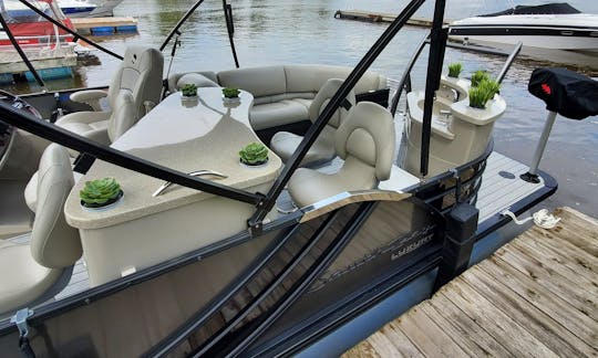 Luxurious 25' Entertainment Pontoon Rental in Montreal West-Island