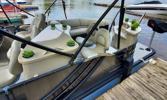 2020 Luxurious 25' South Bay Entertainment Pontoon Rental In Montreal West