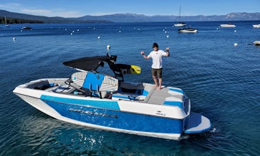 Esportes aquáticos em Lake Tahoe com capitão e treinador no barco de wakesurf Moomba Max 2023