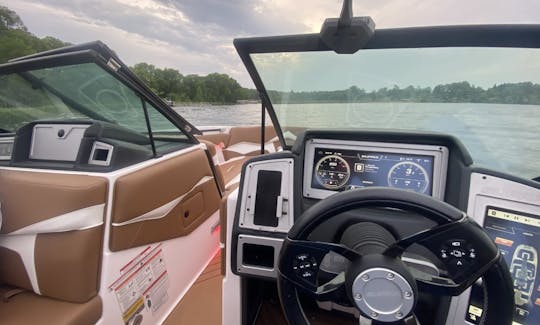 Barco de surf Supra SR400 2020 em um tranquilo lago de 5 milhas de comprimento em Vergas, MN