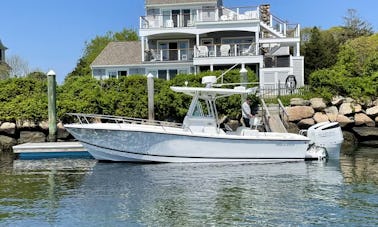 Location d'un bateau à moteur à console centrale Regulator d'une demi-journée de 26 pieds dans le port de Hyannis, à Cape Cod