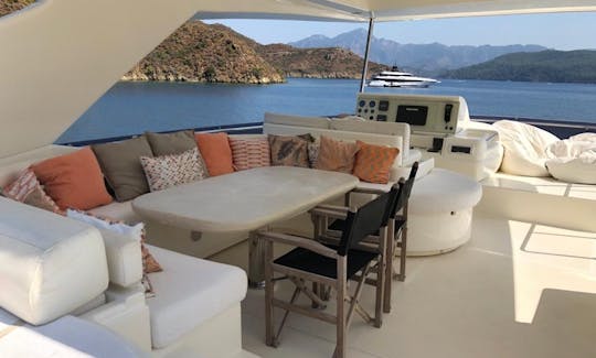 Astonishing Ferretti 830 Yacht