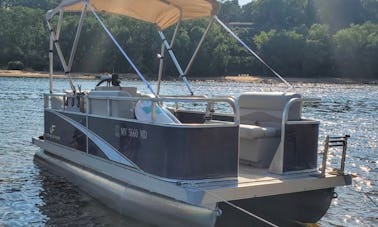Small new pontoon. White Bear, Bald Eagle, Centerville lakes!