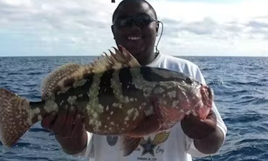 Croisière de pêche au récif d'une demi-journée sur les îles Turques-et-Caïques « Shady Grady »