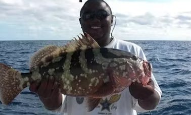 Croisière de pêche au récif de 6 h sur les îles Turques-et-Caïques « Shady Grady »