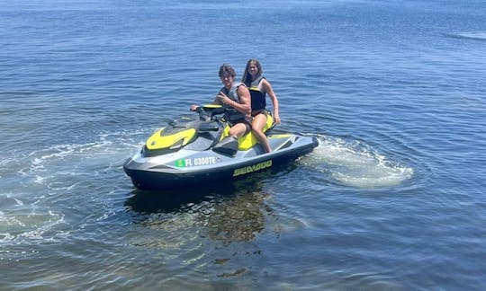  Nuevos alquileres de motos acuáticas SeaDoo Sparks y GTI en la playa de la ciudad de Panamá