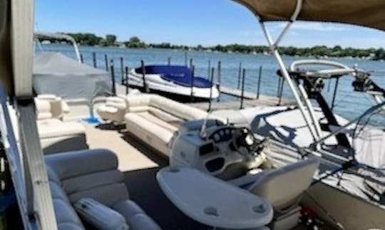 Up to 6 people Cruise Lake Minnetonka Bars, Bachelorette Parties and Big Island 