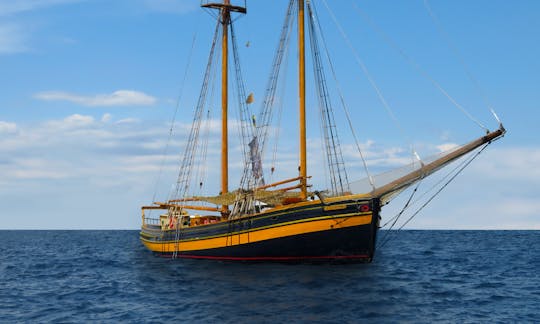 Charter the Goleta Honour in Palamós, Catalonia