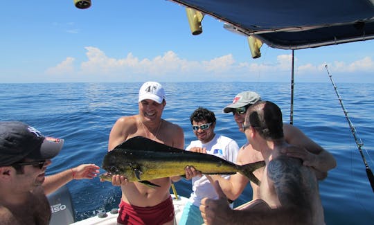 Carta de pesca em um Proline de 27 pés na Cidade do Panamá, Panamá