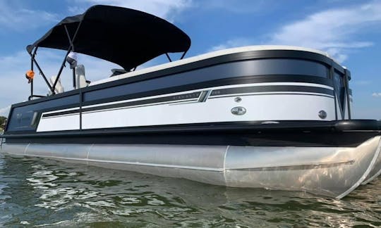 Sleek 26ft Viaggio Tritoon! Captain Included!