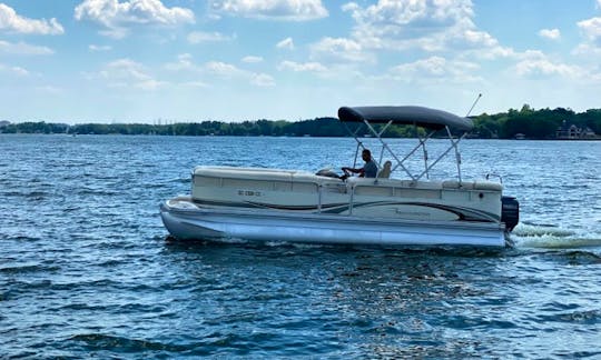 Bennington 90 hp Pontoon for rent in Lake Wylie