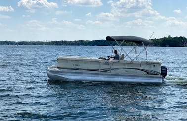 Bennington 90 hp Pontoon for rent in Lake Wylie
