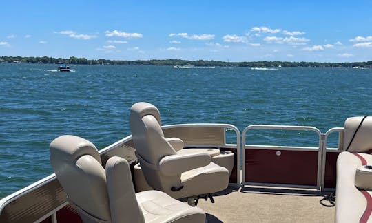 The Custom Tailored Lake Norman Experience | Rent a 24ft Godfrey Sweet Water