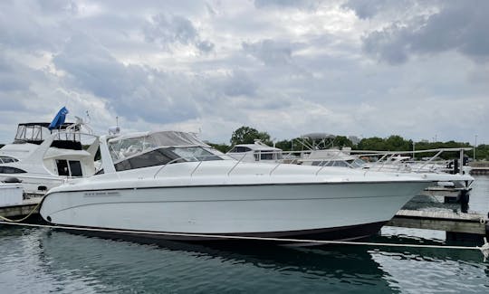 Embarquez sur un spacieux yacht Silverton de 42 pieds