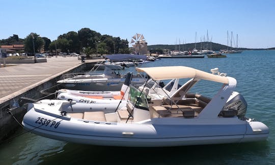 Alquiler de Rib Robinzon de 23 pies para hasta 10 personas en Medulin, Croacia