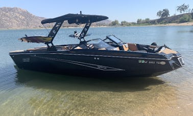 Barco de surf Heyday de 24 pés para alugar no Lago Perris