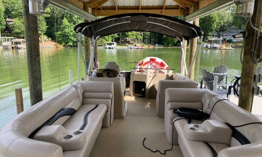 Sweetwater Pontoon 150hp in Lake Wylie