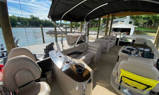 Sweetwater Pontoon 150hp in Lake Wylie