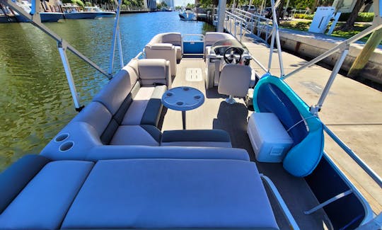 Beautiful Tri-toon party boat in fort Lauderdale