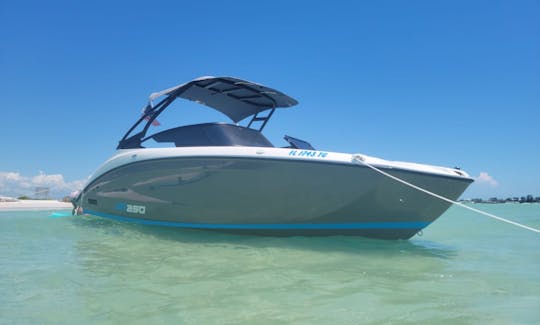 Aproveite este Yamaha Bowrider de 2022 e 25 pés na costa ou no golfo perto de HONEYMOON