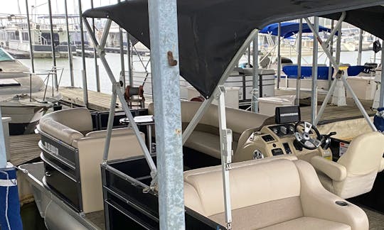 Comfortable and easy pontoon! 22' Crest 2 Pontoon for rent in Gainesville Georgia