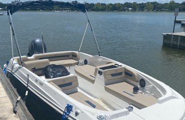 Hurricane Deck Boat for up to 11 people in Leesburg