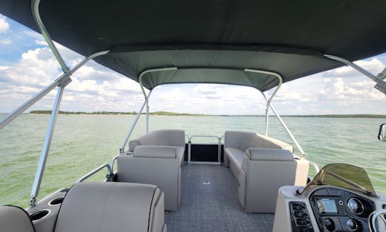 Qwest 822 Lani Pontoon for Rent at Lake Ray Roberts State Park Isle du Bois Park