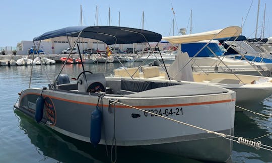 Réservez un siège sur le bateau à moteur Dutch Wave 630 pour 8 personnes à Marbella, en Andalousie