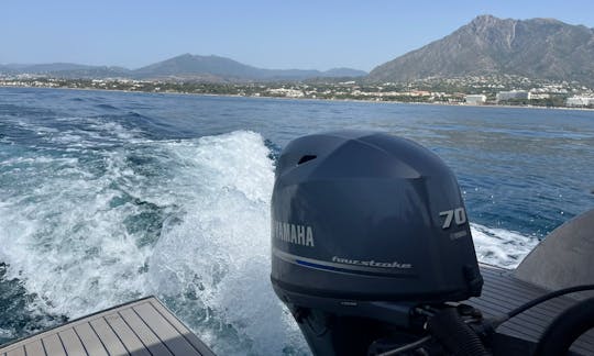 Réservez un siège sur le bateau à moteur Dutch Wave 630 pour 8 personnes à Marbella, en Andalousie